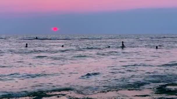 子供のいくつかのシルエットを持つシチリア島の海の夕日の再生 — ストック動画