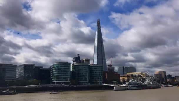 Tid Förflutit Floden Thames Och Skärvan Molnig Dag — Stockvideo