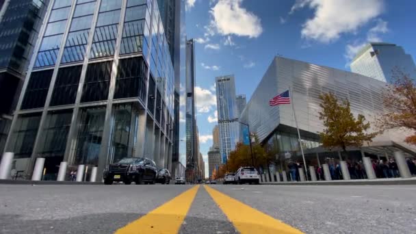 ニューヨークの単語貿易センターの近くに 真ん中に美しい黄色の線を持つ空の通り — ストック動画