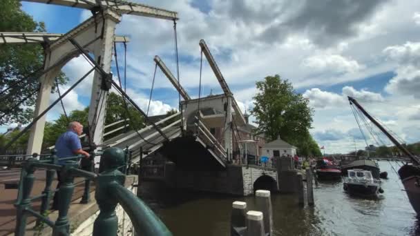 Μια Παλιά Ξύλινη Γέφυρα Στο Άμστερνταμ Ανυψώνεται Και Ένα Πλοίο — Αρχείο Βίντεο