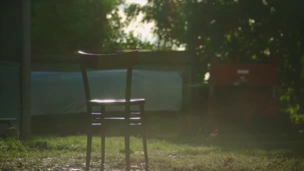 Rüzgarlı Bir Günde Gün Batımında Bir Çiftliğin Bahçesinde Bir Sandalye — Stok video
