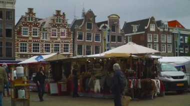 Açık pazarda bir kürk standı