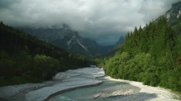 Річка Долині Альпах — стокове відео