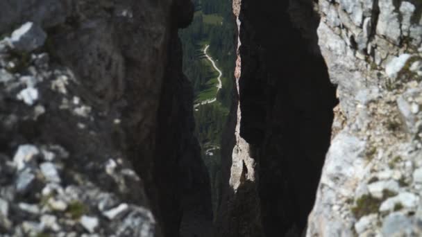Eine Straße Wald Eingerahmt Von Einem Felsbruch Den Alpen — Stockvideo
