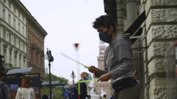 仮面ジャグリングを持つミラノのストリートアーティストと背景にある城スフォルツェスコ — ストック動画