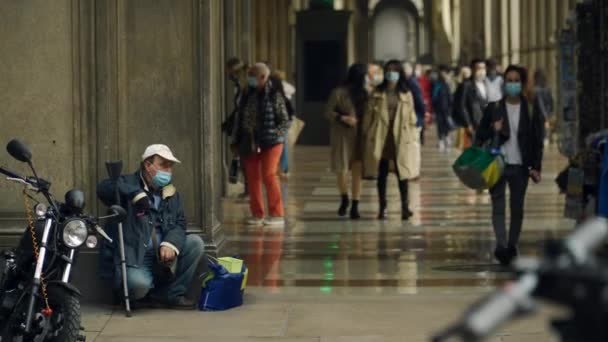 Hombre Sin Hogar Con Una Máscara Elegante Centro Ciudad Milán — Vídeos de Stock