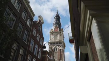 Güneşli bir günde Amsterdam 'da bir saat kulesi