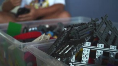 Lego oynayan bir çocuğun yakın çekimi.