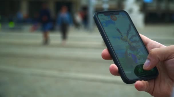 Zblízka Boje Pokémonu Jít Ulici — Stock video