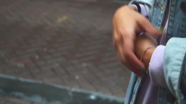 Seorang Gadis Melepas Teleponnya Untuk Menanggapi Panggilan — Stok Video
