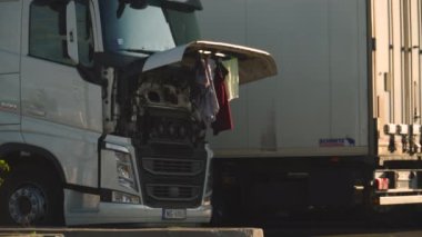 Kamyon park yeri, kamyonun kaputundaki kıyafetler.