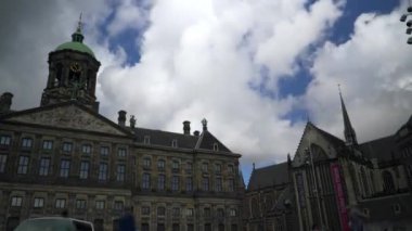Amsterdam, Hollanda - 08-21-2020 Bulutlu bir günde Amsterdam merkez meydanının zaman aşımı