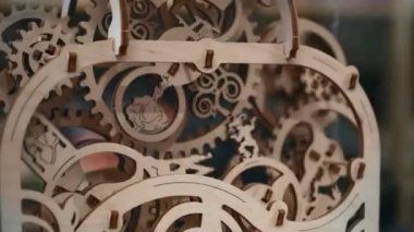 Tahta saatin dişlileri hareket ediyor.