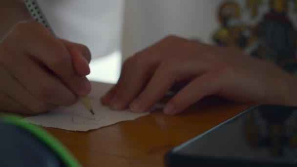 Niño Dibujando Una Sábana Pequeña Sobre Una Mesa Madera Con — Vídeos de Stock