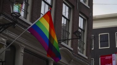 Amsterdam 'da büyük bir gökkuşağı bayrağı