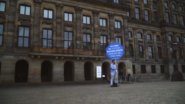 Κεντρική Πλατεία Της Κοπεγχάγης Και Ένας Άνδρας Που Στέκεται Διαμαρτυρία — Αρχείο Βίντεο