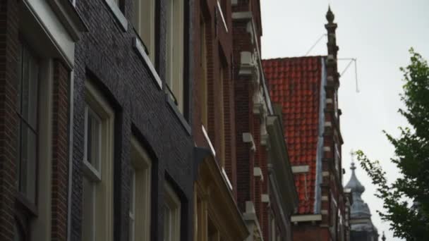 Zavřít Některé Domy Tradičním Stylu Amsterdamu — Stock video