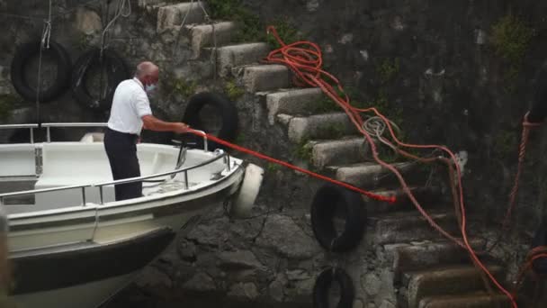 Stresa Italia 2020An Old Man Mask Taking Out Orange Rope — Stock Video