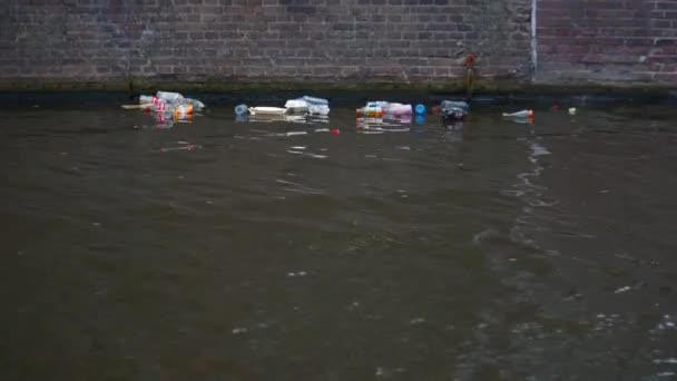 Какой Пластиковый Мусор Плавающий Канале Амстердаме — стоковое видео