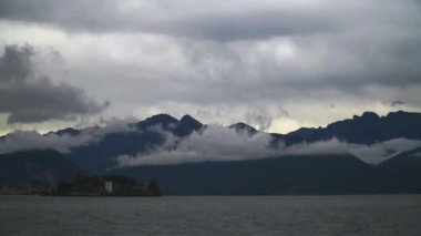 Bulutlu bir günde Lago Maggiore 'un zaman aşımı ve Isola Bella.