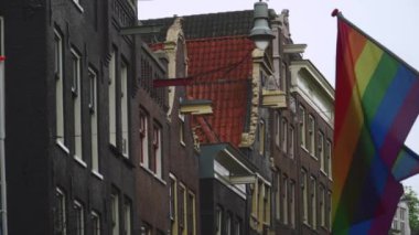 Bu video Amsterdam 'da hareket eden iki lgbtqi + bayrağı hakkında
