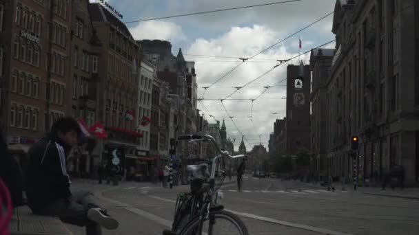 Амстердам Нидерланды 20A Timelapse Центральных Улиц Амстердама Облаками Движется Люди — стоковое видео