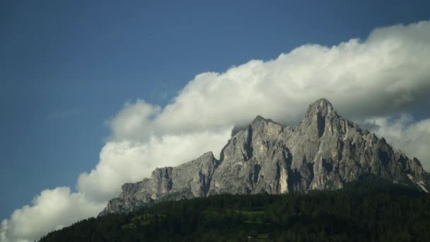 Een Tijd Loopt Een Zonnige Dag Van Wolken Alpen Tirol — Stockvideo