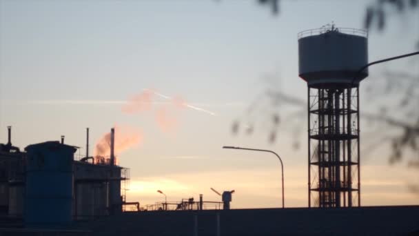 Telhado Industrial Pôr Sol Com Uma Torre Água Pouco Fumo — Vídeo de Stock