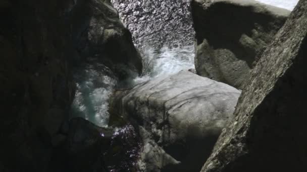 Ein Fluss Den Felsen Den Bergen Fließt Zeitlupe — Stockvideo