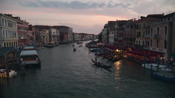 Закат Венецию Вид Величественный Канал Гондолу Проходящую Мимо — стоковое видео