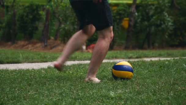 Nahaufnahme Der Beine Eines Jungen Mannes Der Einen Ball Zeitlupe — Stockvideo