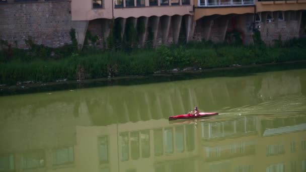Man Paddling Alone Arno River Sunny Day Summer Florence City — Stock Video