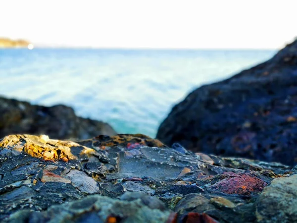 Småsten Vid Havet Silkeslena Blå Havsvågor Från Lång Exponering Stenar — Stockfoto