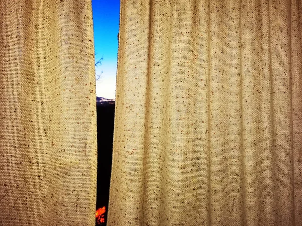 額のカーテンに沈む夕日の影 街の郊外の窓からの眺め 木々のシルエット 日没時の青空 — ストック写真
