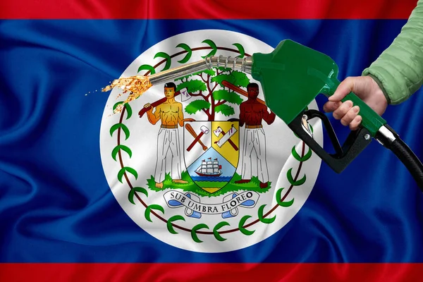 Belize Flag Nahaufnahme Auf Wehendem Hintergrund Mit Zapfpistole Der Hand — Stockfoto