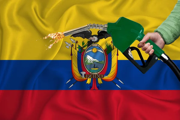 Yakıt Pompası Başlığıyla Arka Plan Dokusunu Sallarken Ecuador Bayrağı Yakın — Stok fotoğraf