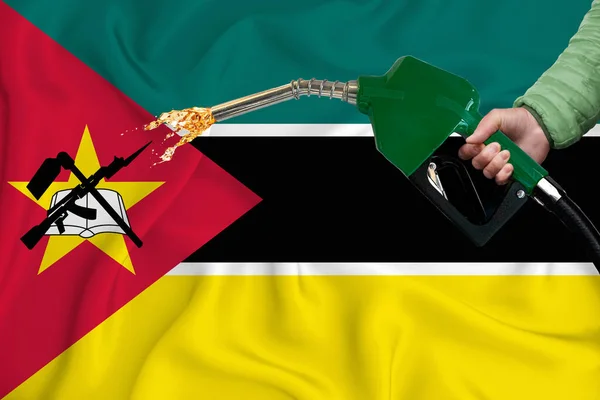 Bandiera Mozambico Primo Piano Sfondo Ondulato Con Ugello Pompa Carburante — Foto Stock