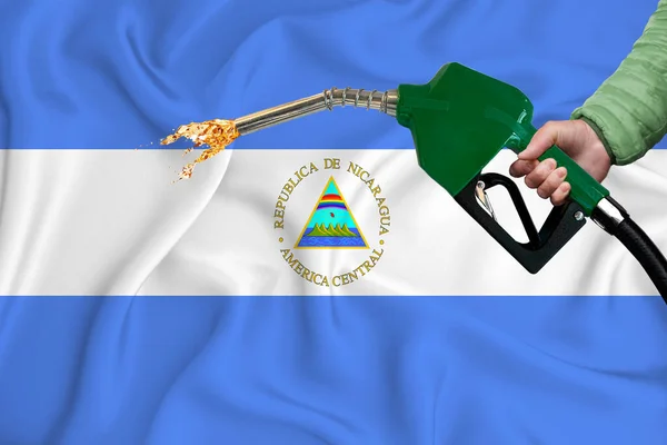 Yakıt Pompası Başlığıyla Arka Plan Dokusunu Sallarken Nicaragua Bayrağının Yakın — Stok fotoğraf