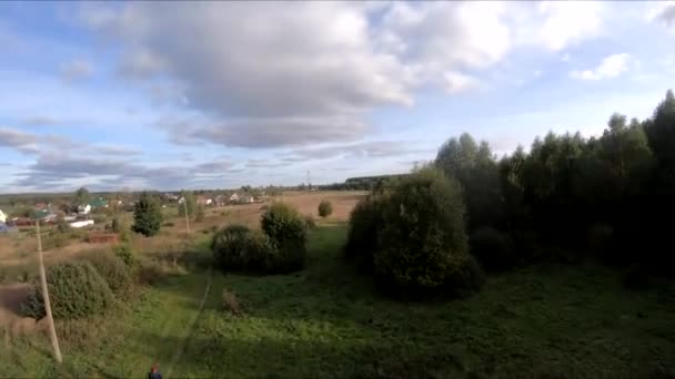 Voando Drone Fpv Atrás Cavalo Uma Menina Cavalo Campo Verde — Vídeo de Stock