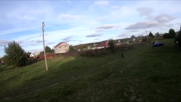 Latający Dronie Fpv Koniem Dziewczyna Koniu Zielonym Polu Tle Lasu — Wideo stockowe