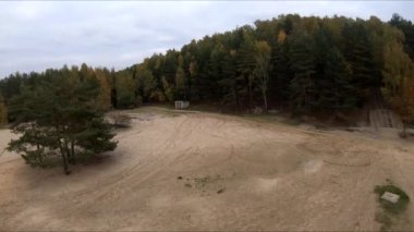 Taş ocağında uçan beyaz kum ormanı sarı ağaçlar sonbahar güzel su gölü mavi gökyüzü