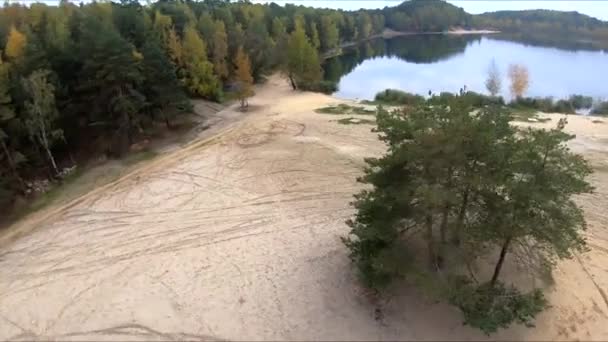 Flyger Ett Stenbrott Vit Sand Skog Gula Träd Höst Skönhet — Stockvideo