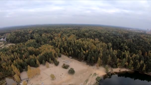採石場の白い砂の森を飛ぶ黄色の木々秋の美しさ湖青い空 — ストック動画