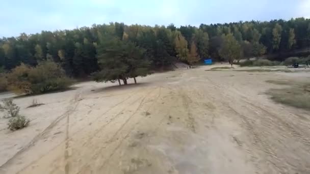 Flyger Ett Stenbrott Vit Sand Skog Gula Träd Höst Skönhet — Stockvideo