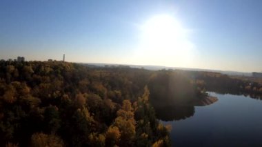 Taş ocağında uçan beyaz kum ormanı sarı ağaçlar sonbahar güzel su gölü mavi gökyüzü