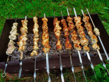 Tavuk kebabı yazın büyük bir ızgarada kızartılır.