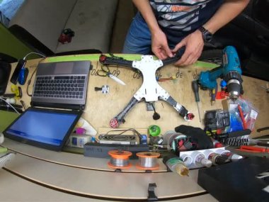 FPV insansız hava aracı montajı 250, zaman aşımı, ev yapımı çerçeve bir 3D yazıcıda basıldı.