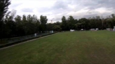 Evlerin etrafında uçuşan gri asfalt.