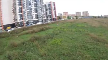 Evlerin etrafında uçuşan gri asfalt.