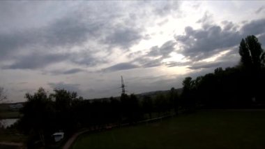 İnsanların yeşil çimlerde futbol oynadığı stadyumda uçarak.